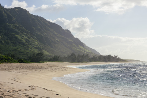 USA, Hawaii, Oahu, Strand und Berge, lizenzfreies Stockfoto