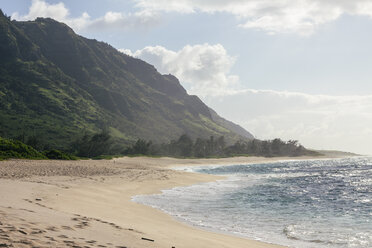 USA, Hawaii, Oahu, Beach and mountains - AMCF000052