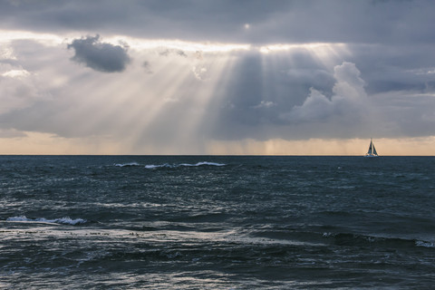 USA, Hawaii, Oahu, Meer bei Sonnenuntergang mit Segelboot, lizenzfreies Stockfoto