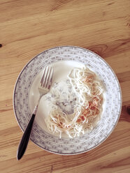 Chinesische Mie-Nudeln (gekocht) mit Tomatensauce, Studio - MYF000217