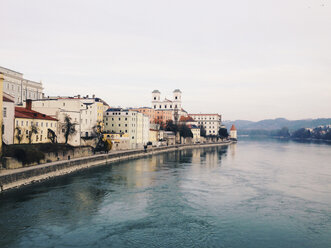 Blick von der Brücke Mariahilfstraße auf den Inn und die Altstadt von Passau, Bayern, Deutschland - MSF003394