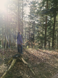 Frau im Wald, Gegenlicht, Entspannung, Weyarn, Bayern, Deutschland - GSF000785