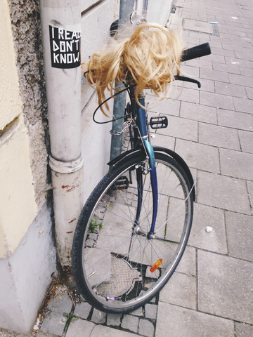 Perücke auf einem Fahrrad, Fasching, München, Bayern, Deutschland, lizenzfreies Stockfoto
