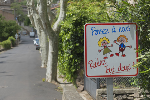 Frankreich, Herault, Lac du Salagou, Octon, Schild vor einer Schule, lizenzfreies Stockfoto