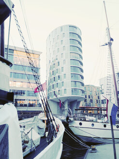 Traditionsschiffhafen Sandtorhafen und Häuser Kaiserkai, HafenCity, Hamburg, Deutschland - MSF003416