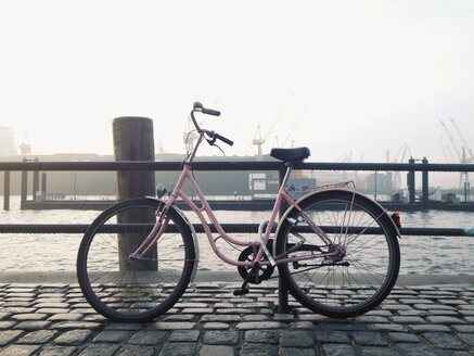 Fahrrad am Steg, St. Pauli, Hamburg, Deutschland - MSF003413