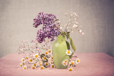 Flieder in der Vase, lizenzfreies Stockfoto