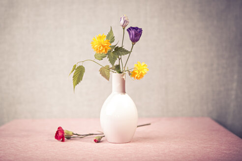 Eustoma, Rose und göttliche Blumen in der Vase - VTF000142