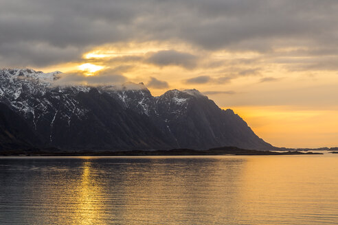 Norwegen, Lofoten, Sonnenuntergang an der Küste von Vestvagoy - STS000326