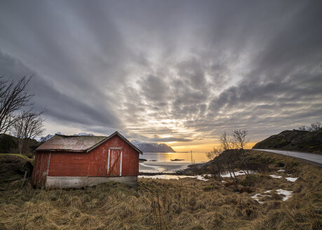 Norwegen, Lofoten, Sonnenuntergang an der Küste von Vestvagoy - STS000327