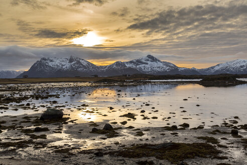 Norwegen, Lofoten, Sonnenuntergang an der Küste von Vestvagoy - STS000328