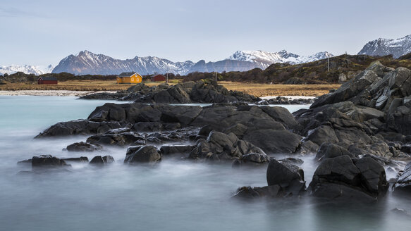 Norwegen, Lofoten, Einsames Haus an der Küste von Gimsoy - STS000330