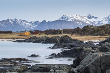 Norwegen, Lofoten, Einsames Haus an der Küste von Gimsoy - STS000331