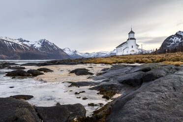 Norwegen, Lofoten, Einsame Kirche an der Küste von Gimsoy - STS000332