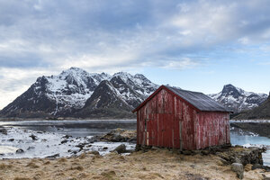 Norwegen, Lofoten, Altes Haus an der Küste von Vestvagoy - STS000333