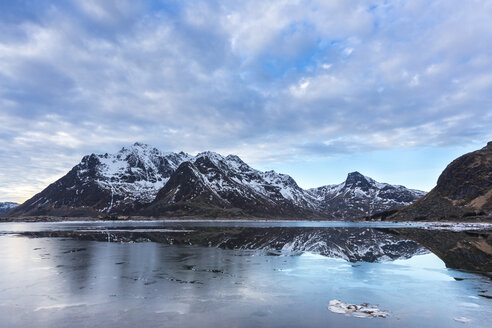 Norwegen, Lofoten, Küste von Vestvagoy - STS000334