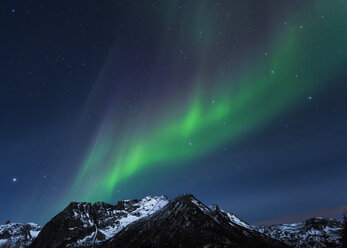 Norwegen, Lofoten, Polarlichter (Aurora borealis) auf Gimsoy - STS000335