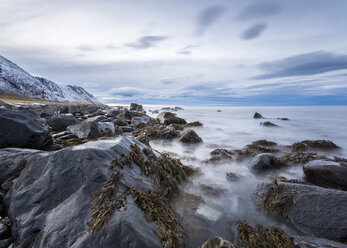 Norwegen, Lofoten, Felsen und Wellen an der Küste von Eggum - STS000342