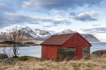 Norwegen, Lofoten, Altes Haus an der Küste von Vestvagoy - STS000337