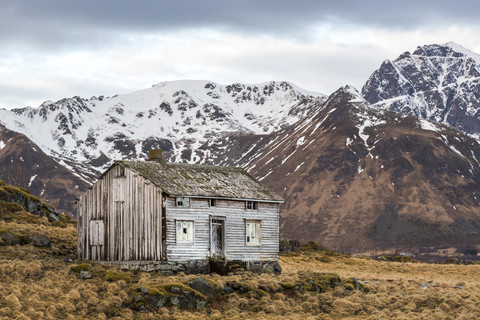 Norwegen, Lofoten, Altes Haus auf Vestvagoy, lizenzfreies Stockfoto