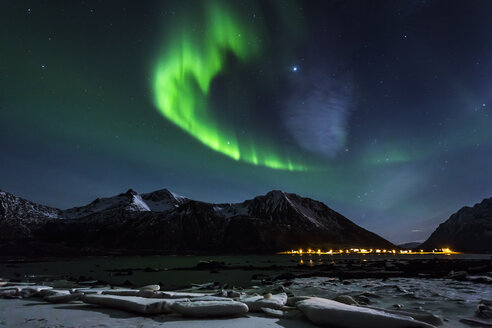Norwegen, Lofoten, Polarlichter (Aurora borealis) auf Gimsoy - STS000343