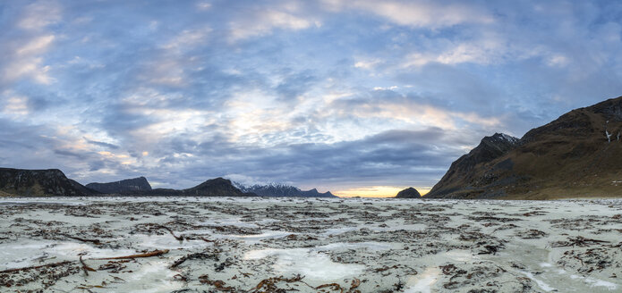 Norwegen, Lofoten, Sonnenuntergang an der Küste von Utakleiv - STS000341