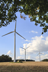 Deutschland, Bayern, Windkraftanlagen auf einem Feld bei Coburg - VT000145