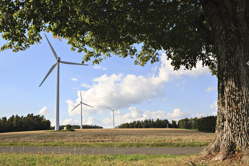 Deutschland, Bayern, Windkraftanlagen auf einem Feld bei Coburg - VT000144