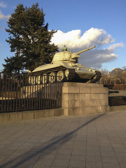 Russischer Panzer mit Soldatenstatue, Russisches Ehrenmal, Straße des 17. Juni, Berlin, Deutschland - FBF000267