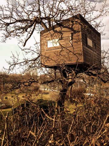 baumhaus im Kleingarten, Berlin, Deutschland, lizenzfreies Stockfoto