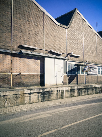 Verfallene Fabrikwand mit Überwachungskamera, Berlin, Deutschland, lizenzfreies Stockfoto