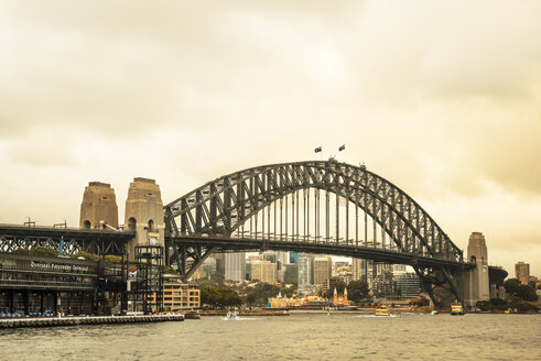 Australien, Sydney, Blick auf die Harbour Bridge - FBF000289