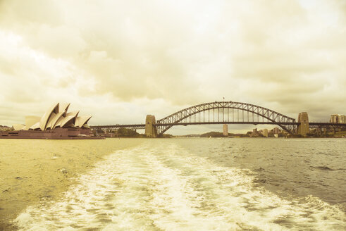 Australien, Sydney, Blick auf die Harbour Bridge - FBF000280