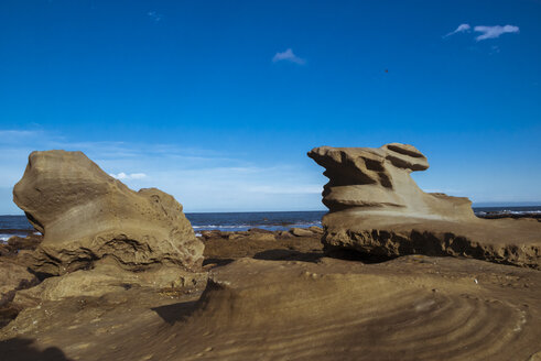 Australien, Seal Rocks, Blick auf angeschwemmte Felsen am Strand - FBF000290