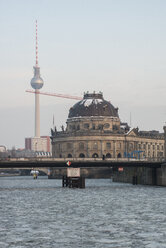 Deutschland, Berlin, Spree, Blick auf Fernsehturm und Bode-Museum - FBF000286