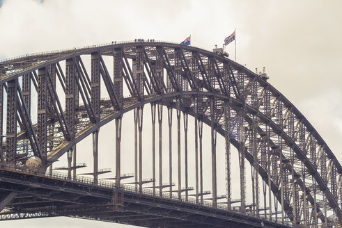 Australien, Sydney, Menschen klettern auf die Harbour Bridge - FBF000287