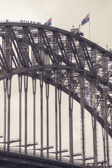 Australien, Sydney, Menschen klettern auf die Harbour Bridge - FBF000288