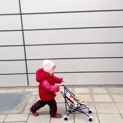 Kleines Mädchen mit Puppenwagen, München, Bayern, Deutschland - GSF000788
