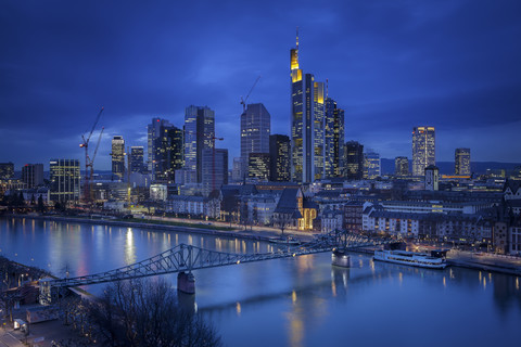 Deutschland, Hessen, Frankfurt, Skyline mit Main, blaue Stunde, lizenzfreies Stockfoto