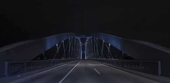 Deutschland, Hessen, Frankfurt am Main, Osthafenbrücke bei Nacht - MPA000012