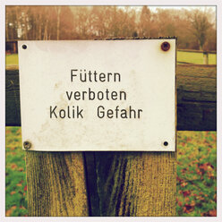 Schild an einem Holztor, Hamburg, Deutschland - MSF003477