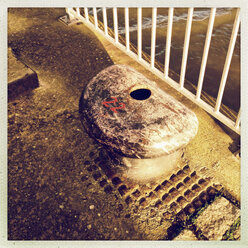 Poller mit der Nummer 22 auf der alten Seebrücke Rueschpark, Hamburg, Deutschland - MSF003478