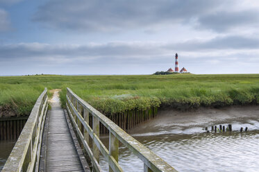Deutschland, Schleswig-Holstein, Nordseeküste, Blick auf den Leuchtturm Westerheversand - RJF000015