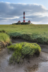 Deutschland, Schleswig-Holstein, Nordseeküste, Blick auf den Leuchtturm Westerheversand - RJF000014