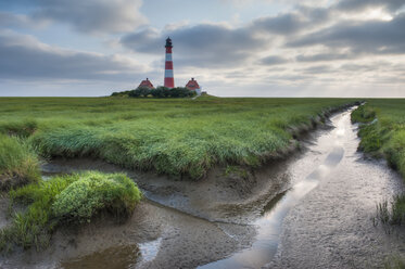 Deutschland, Schleswig-Holstein, Nordseeküste, Blick auf den Leuchtturm Westerheversand - RJF000013