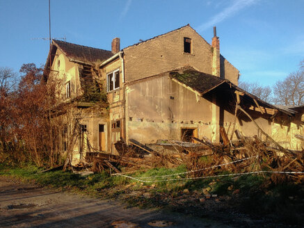 Altes kaputtes Haus im Sonnenlicht, Deutschland, Thüringen, Friedrichsroda - HCF000013