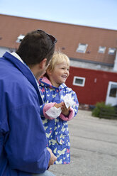 Dänemark, Ringkoebing, kleines Mädchen mit Vater - JFEF000283