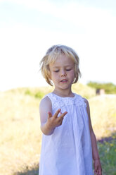 Little girl counting with fingers - JFEF000285