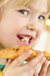 Porträt eines kleinen Mädchens beim Essen - JFEF000288