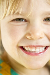 Porträt eines lächelnden kleinen Mädchens, Nahaufnahme - JFEF000301